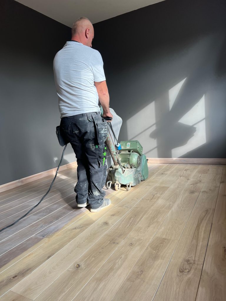 Parketvloer schuren en herstellen