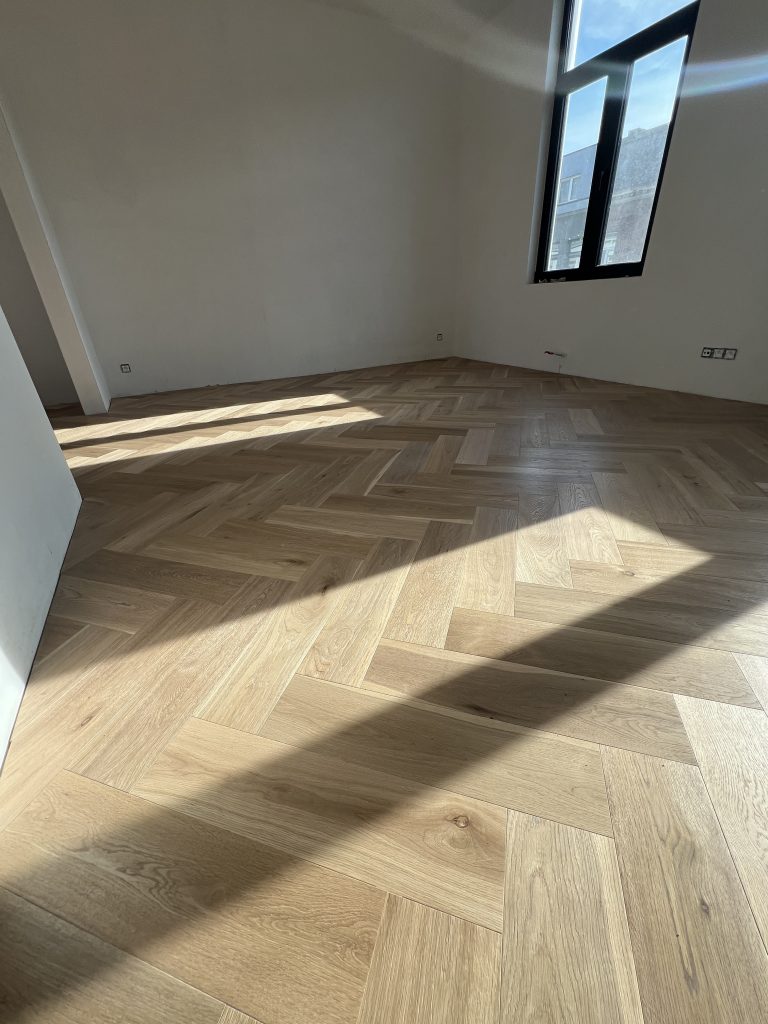 Visgraat parket plaatsen